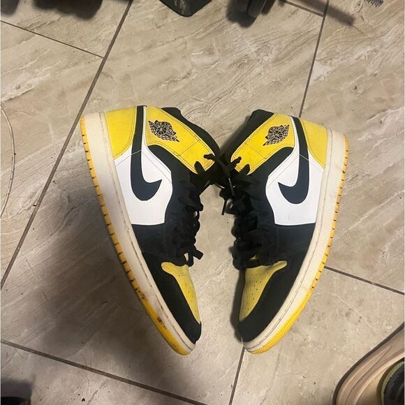 Jordan 1 Yellow and Black Toe Mid main image 7